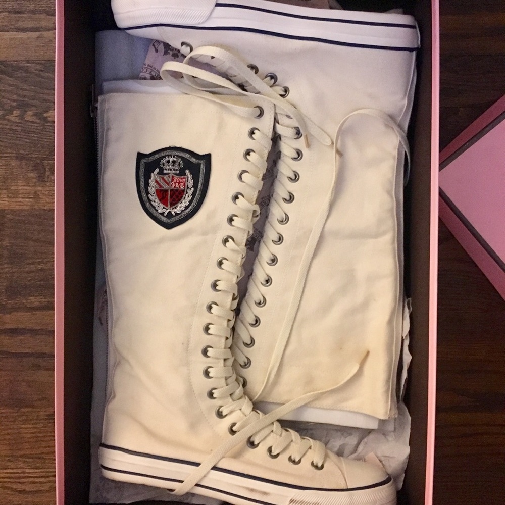 Juicy Couture Size 9.5M off white canvas laced up